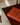 Detail van het oranje Life in Pictures fotoalbum op een houten tafel